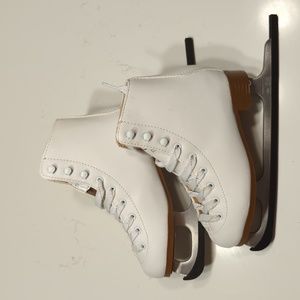 Girls DBX ice skates shoe size 2